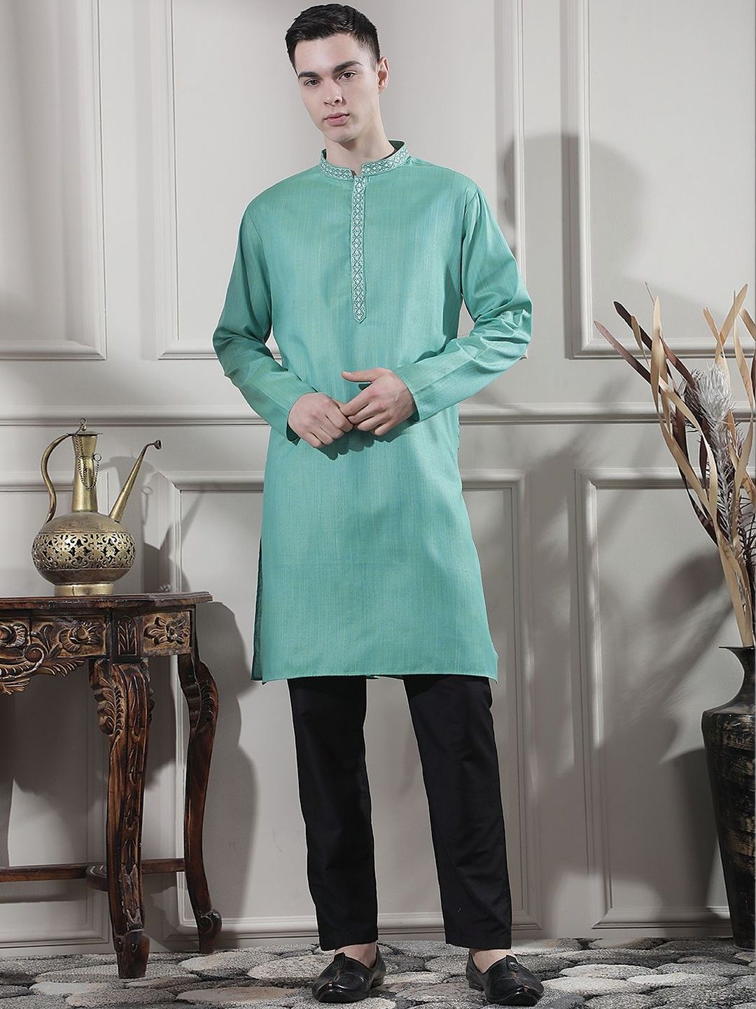 Men Ethnic Motifs Embroidered Regular Thread Work Kurta with Trousers
