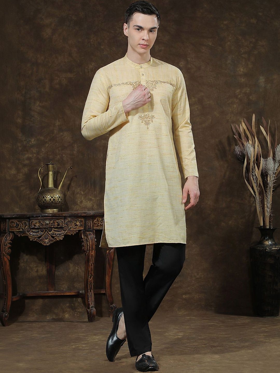 Men Ethnic Motifs Embroidered Regular Thread Work Kurta with Trousers