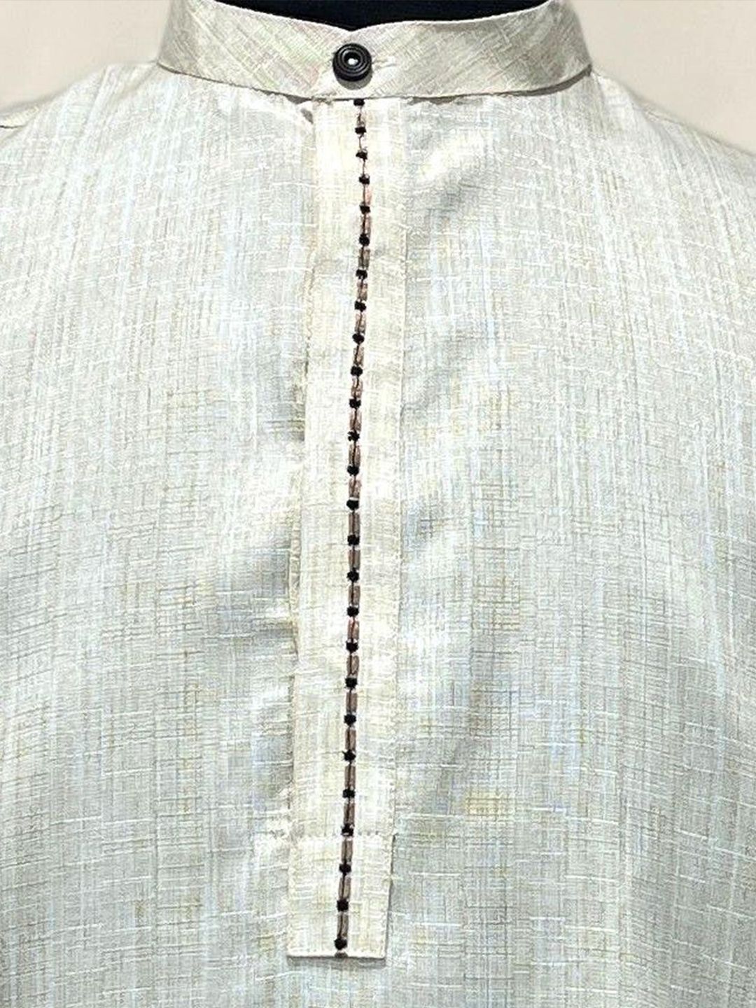 Men Thread Work Mandarin Collar Full Sleeve Straight Kurta