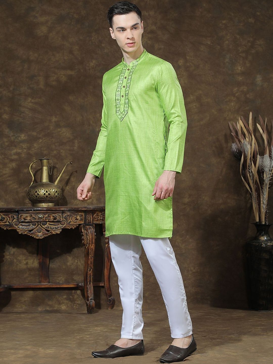 Men Embroidered Kurta