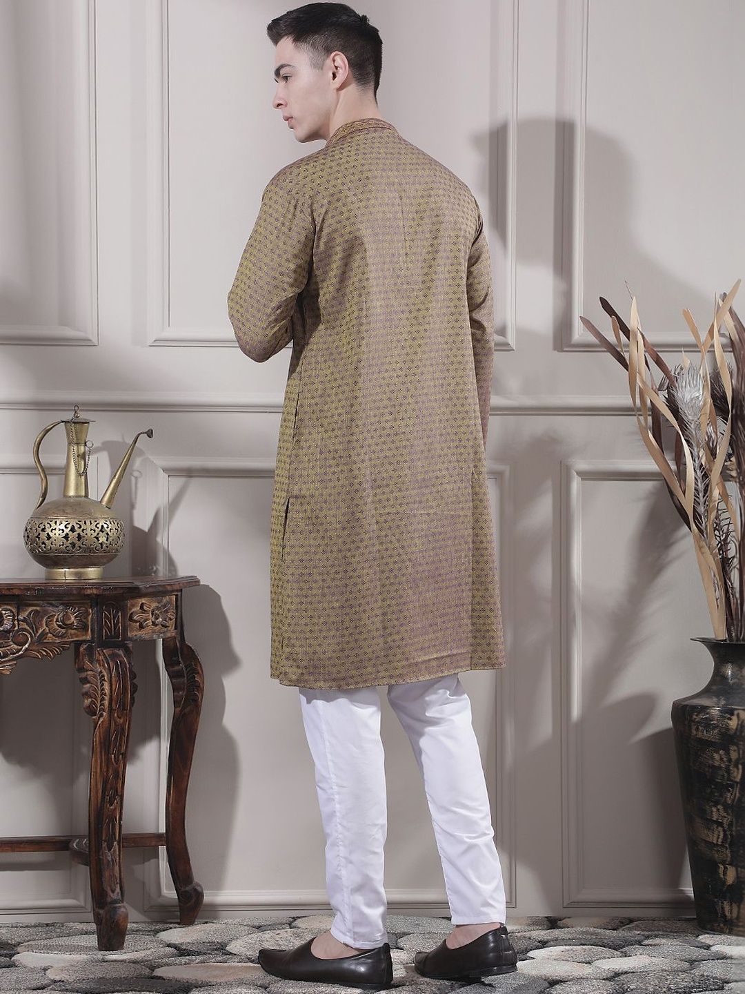 Men Regular Thread Work Kurta with Churidar