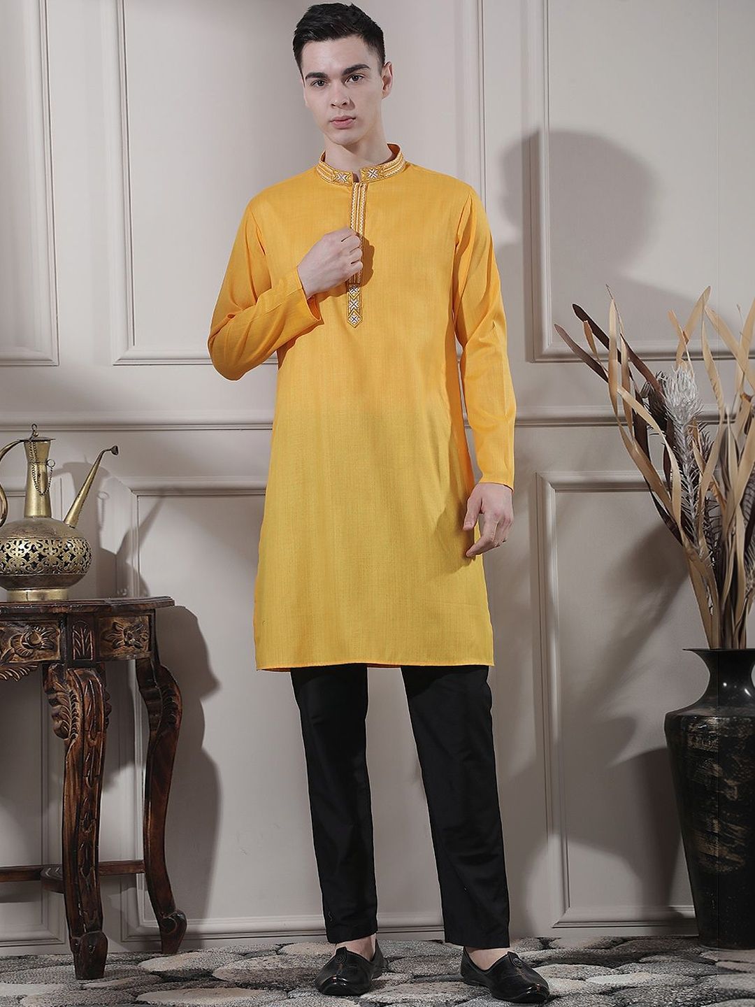 Men Ethnic Motifs Embroidered Regular Thread Work Kurta with Trousers