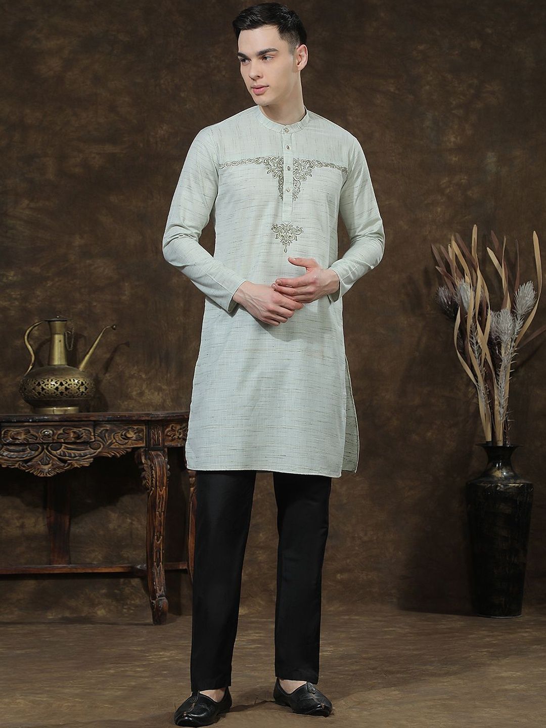 Men Ethnic Motifs Embroidered Regular Thread Work Kurta with Trousers