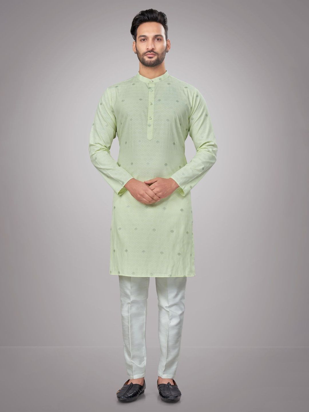 Men Solid Woven Design Long Sleeve Kurta